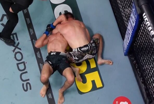 WEGO88 '아! 8초만 더 버티지'…UFC 무패 신예 루나, '히틀러 옹호' 미첼에 종료 8초 전 서브미션 패→팬들 탄식 폭발 5 2026 06 09 053338
